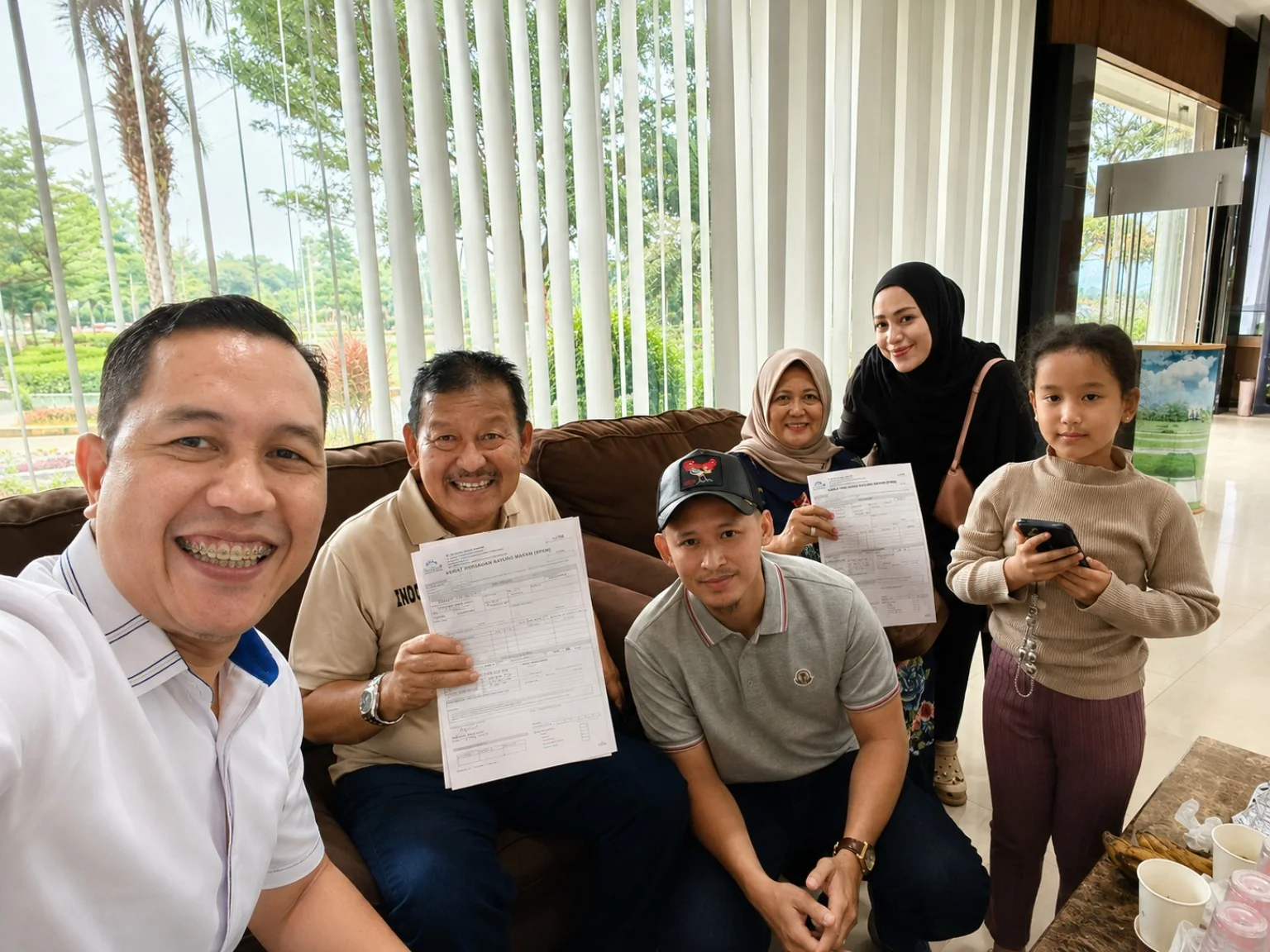 Konsumen memegang Surat Pemesanan Kavling Makam pembelian Super Family dan Family A Al Azhar Memorial Garden