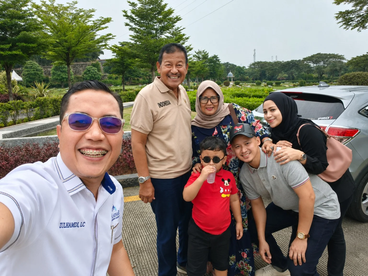 Zulhamdi M. Sa’ad, Lc. mendampingi konsumen survei dan memilih kavling Super Family dan Family A di Al Azhar Memorial Garden