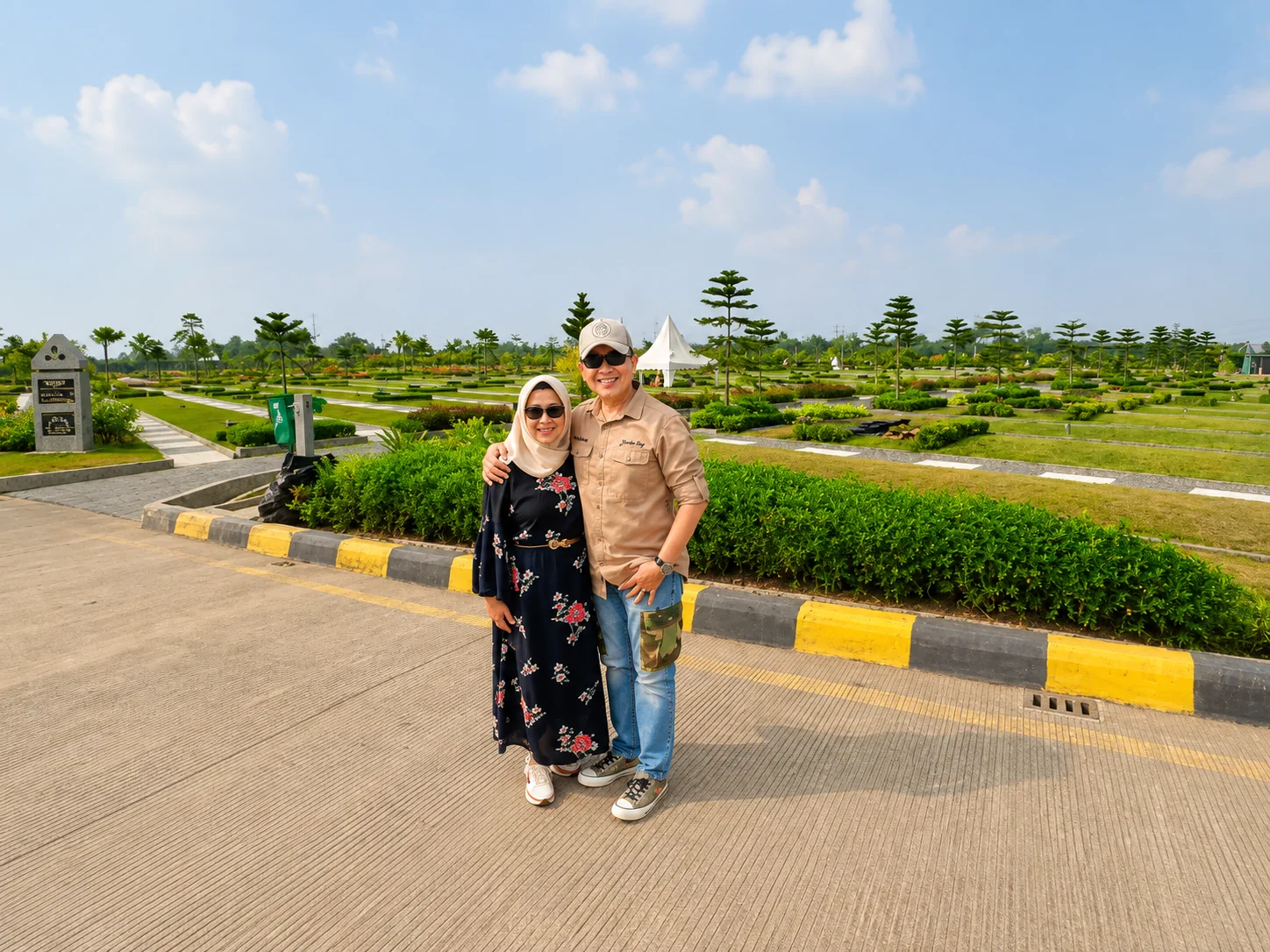 Pak Yurod Saleh dan istri saat kunjungan ke Al Azhar Memorial Garden