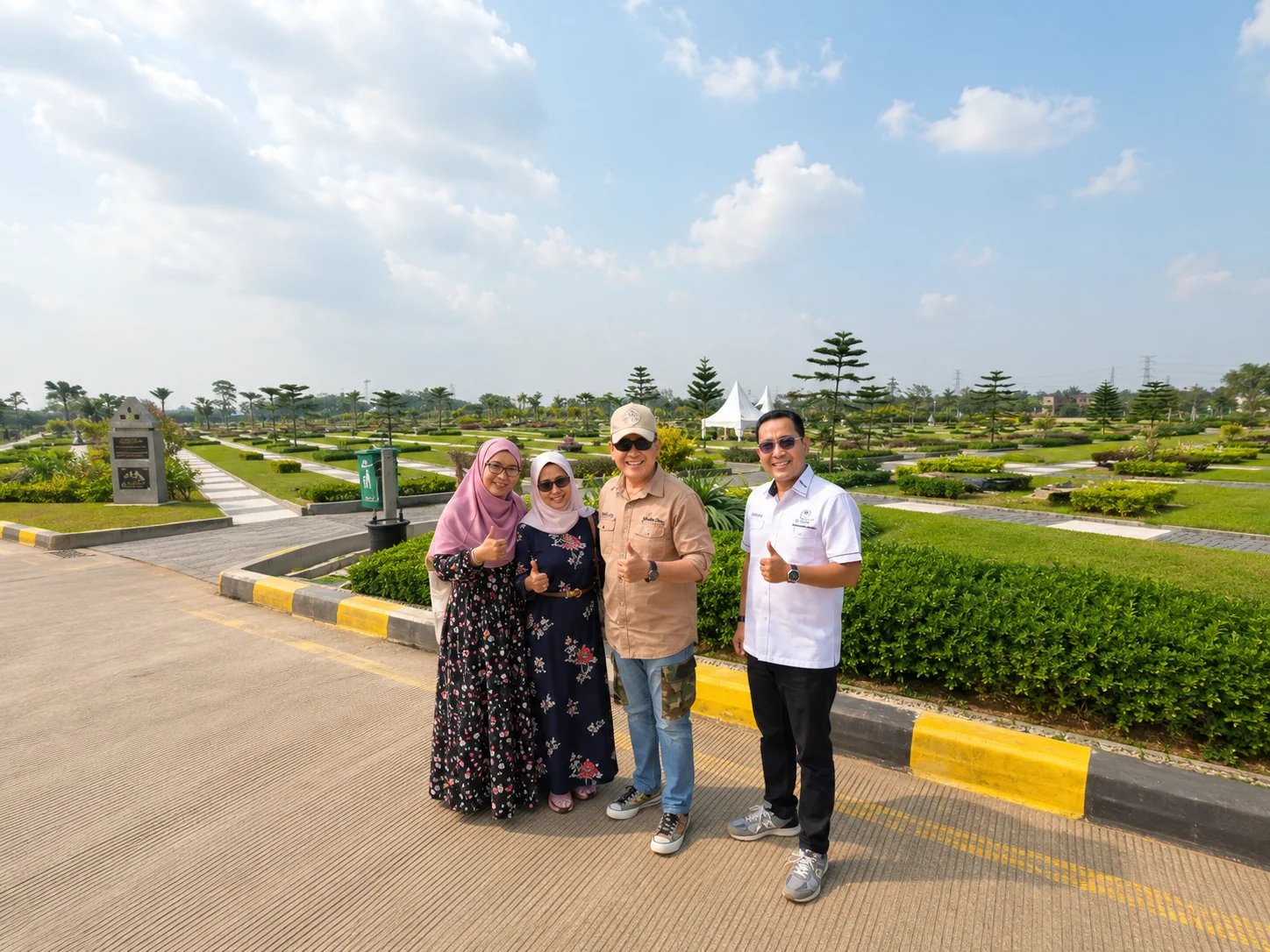 Pak Yurod Saleh bersama istri melakukan site visit ke Al Azhar Memorial Garden