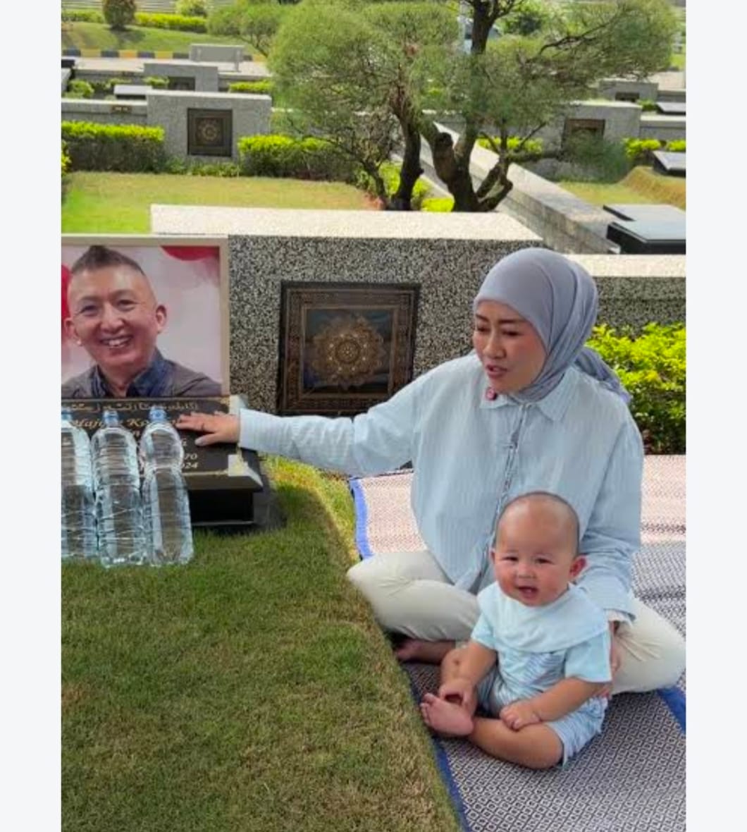 Fanny Kondoh dan Baby Udon di makam Papa Udon Al Azhar Memorial Garden Karawang