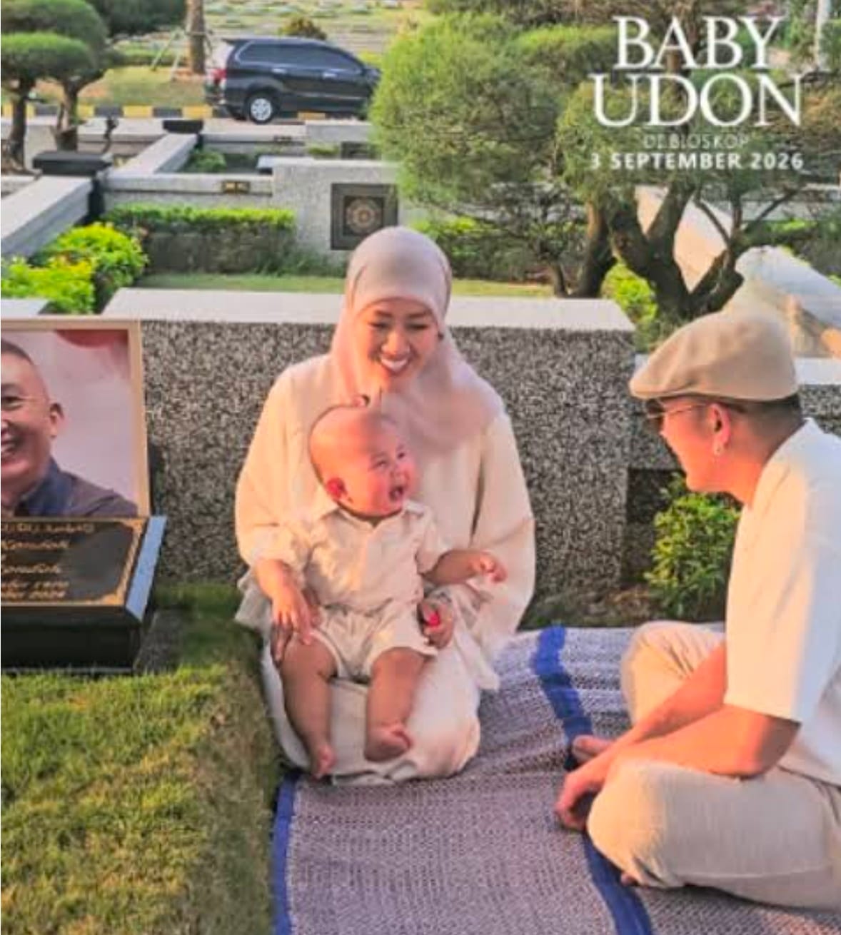 Fanny Kondoh dan Baby Udon duduk di samping makam Papa Udon Al Azhar Memorial Garden