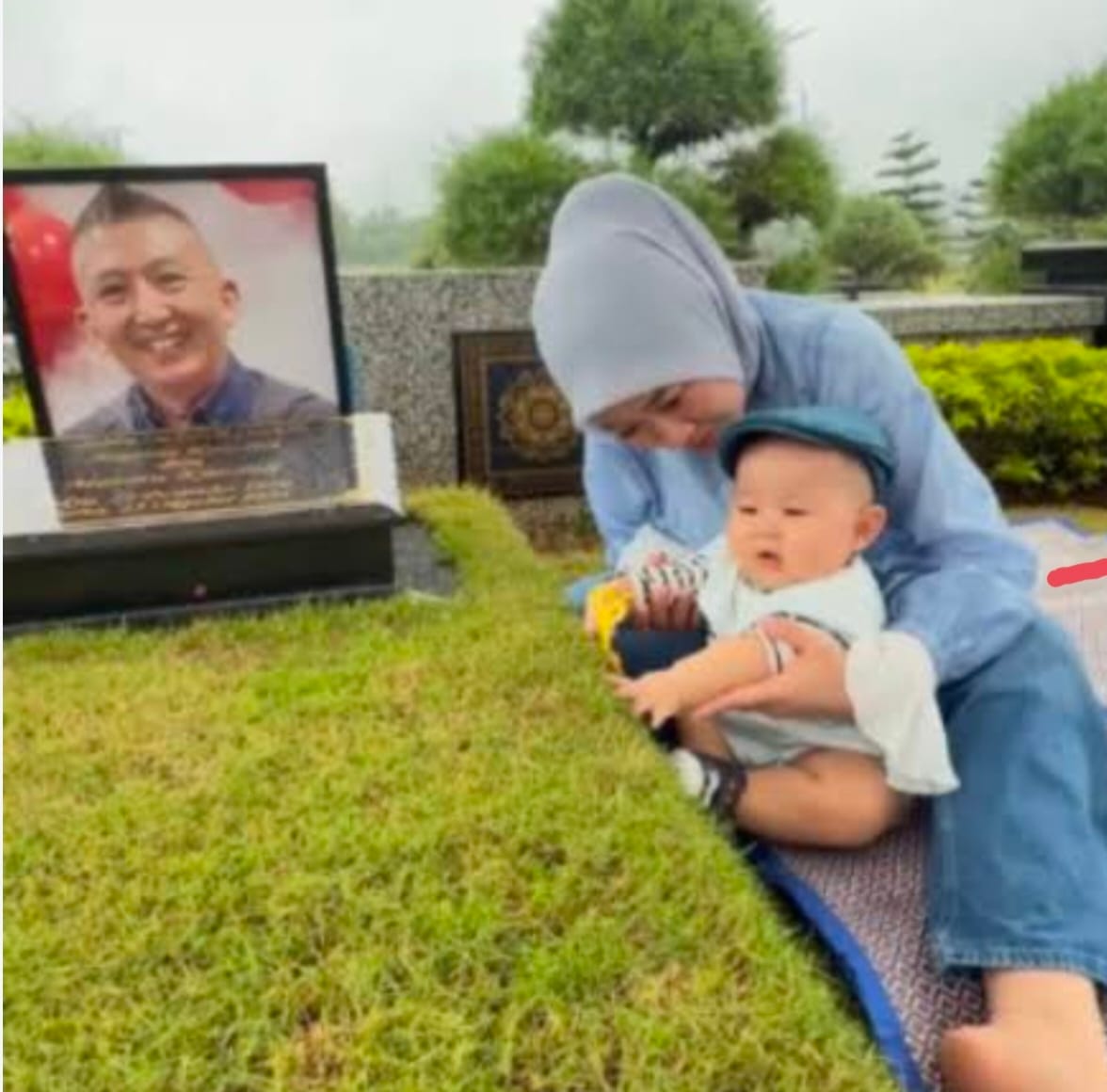 Baby Udon berziarah ke makam Papa Udon di Al Azhar Memorial Garden bersama Fanny Kondoh