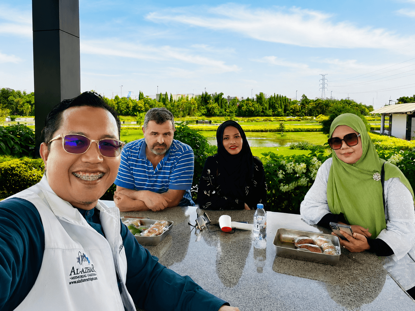Diskusi setelah melihat kawasan Al Azhar Memorial Garden