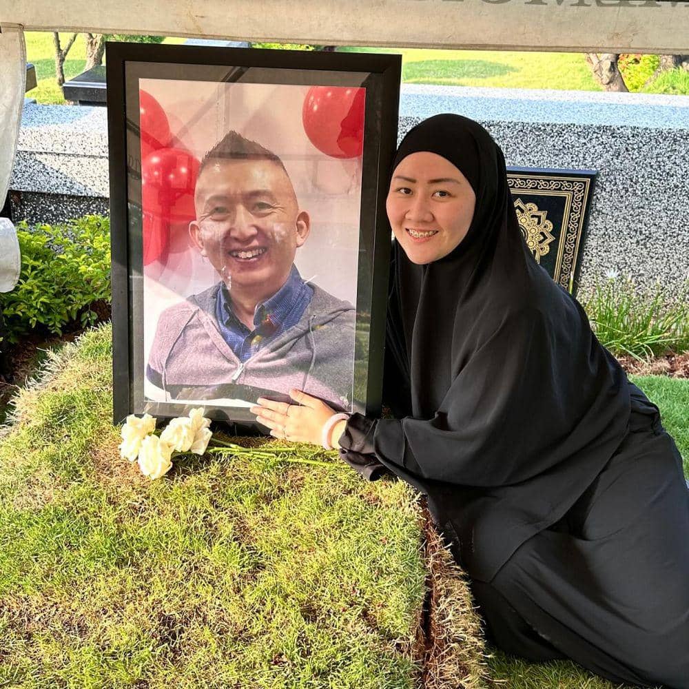 Fanny Kondoh membawa foto Papa Udon di makam Hajime Kondoh Al Azhar Memorial Garden Karawang