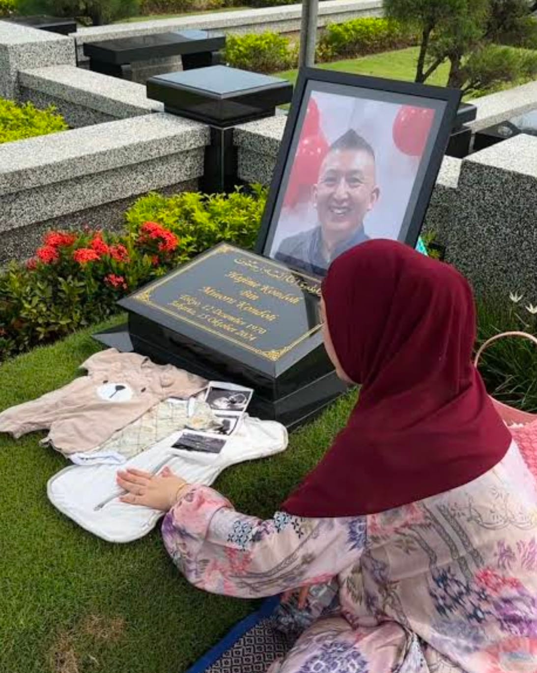 Fanny Kondoh di makam Papa Udon Al Azhar Memorial Garden yang dipilih sebagai makam pasangan