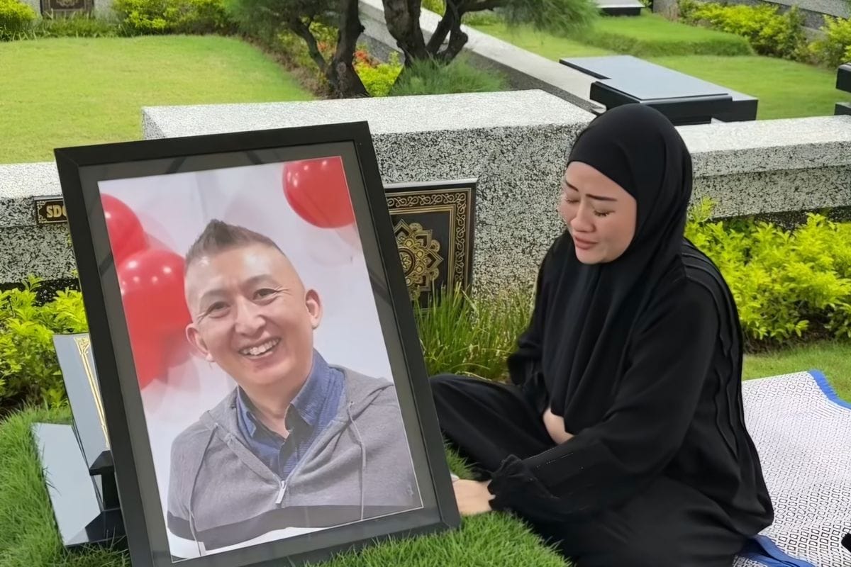 Fanny Kondoh ziarah ke makam Papa Udon Hajime Kondoh di Al Azhar Memorial Garden Karawang