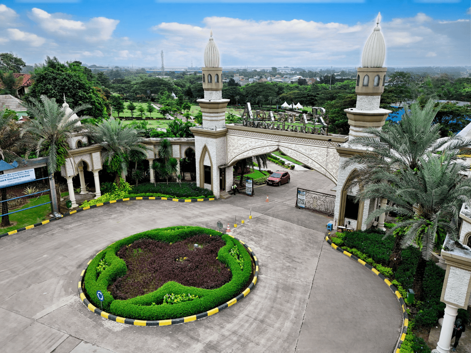Gerbang dan akses kawasan Al Azhar Memorial Garden Karawang