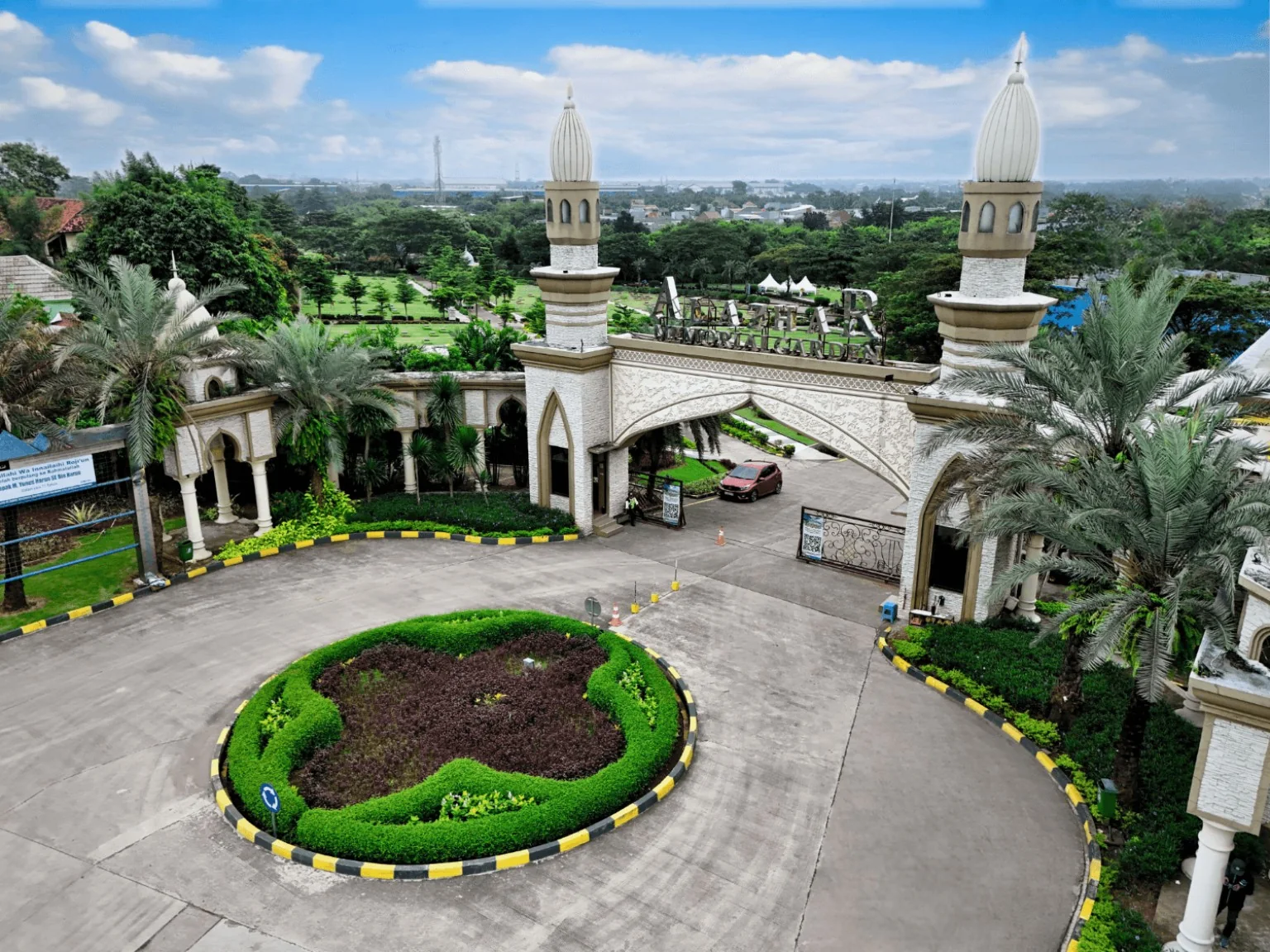 Gerbang utama pintu masuk Al Azhar Memorial Garden