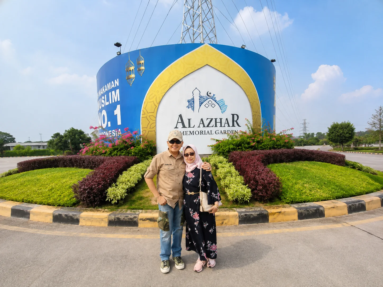 pak yurod saleh dan istri di al azhar memorial garden couple