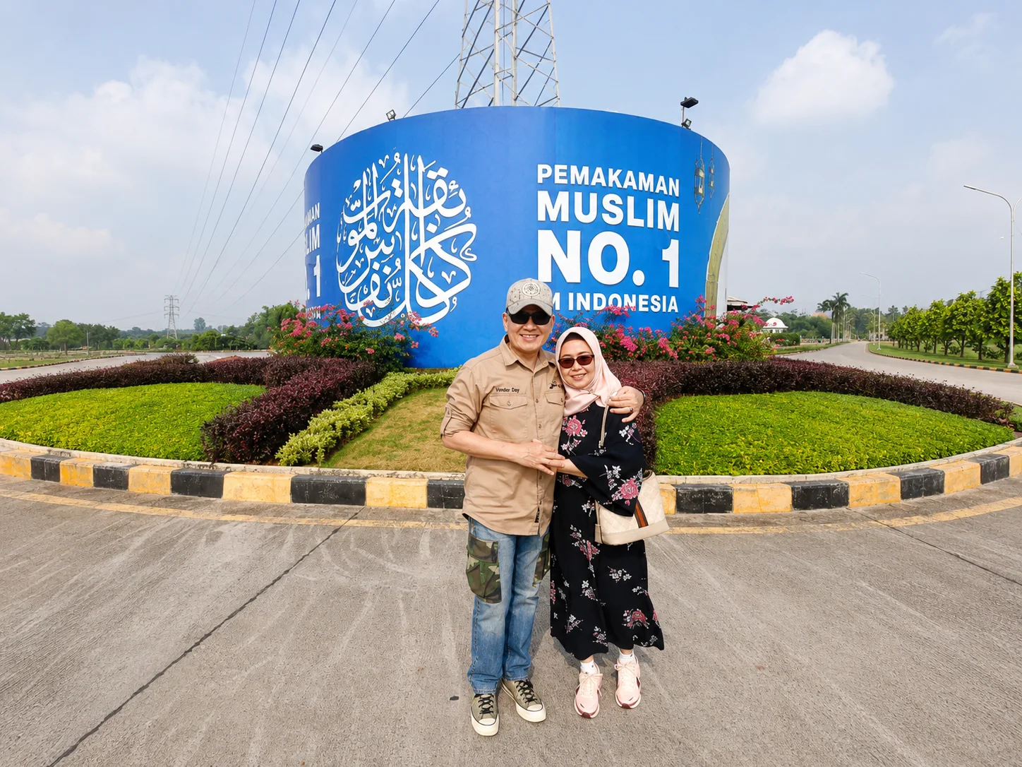 Pak Yurod Saleh dan istri berfoto bersama di Al Azhar Memorial Garden