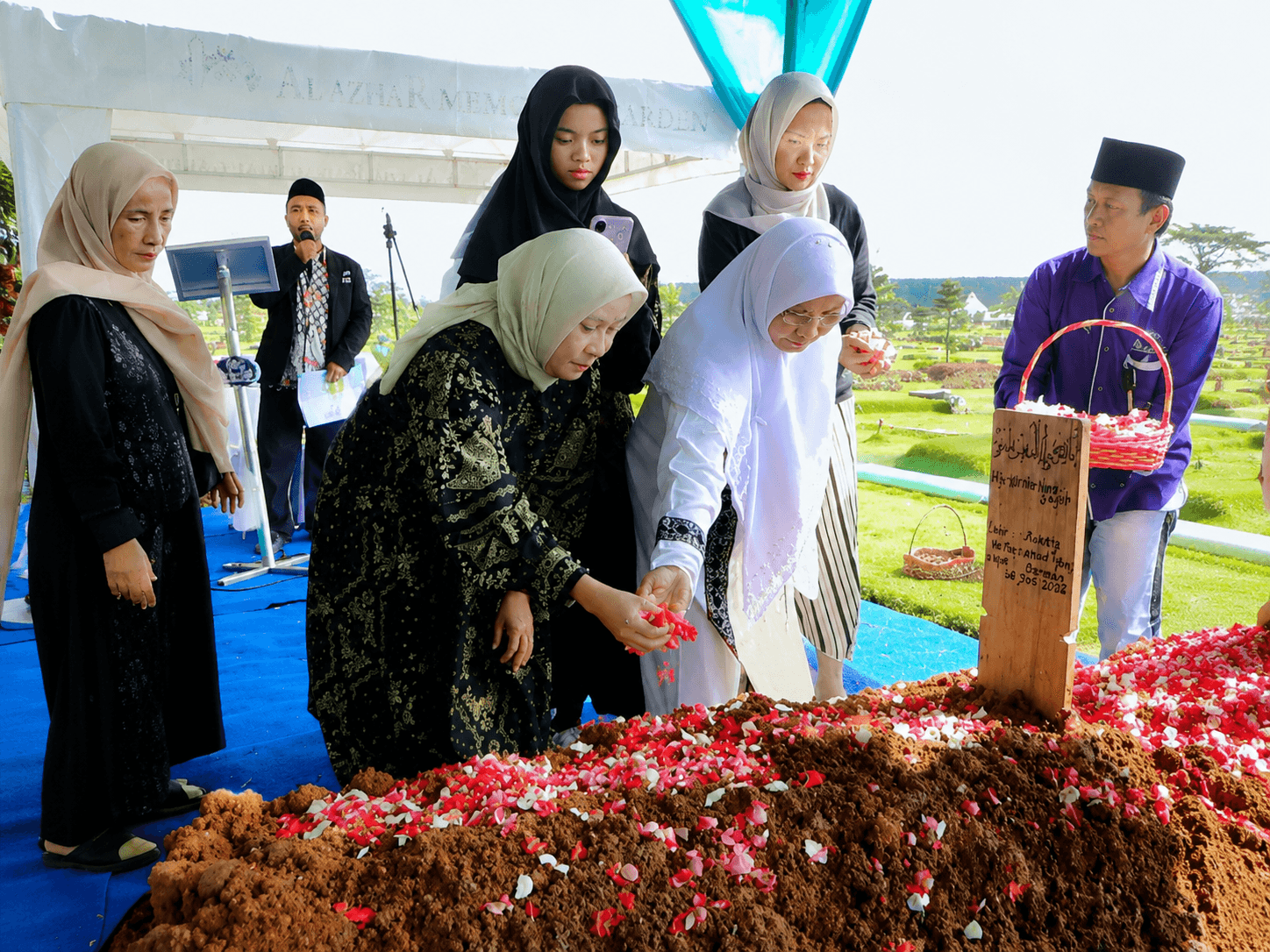 Pendampingan keluarga saat prosesi pemakaman di Al Azhar Memorial Garden