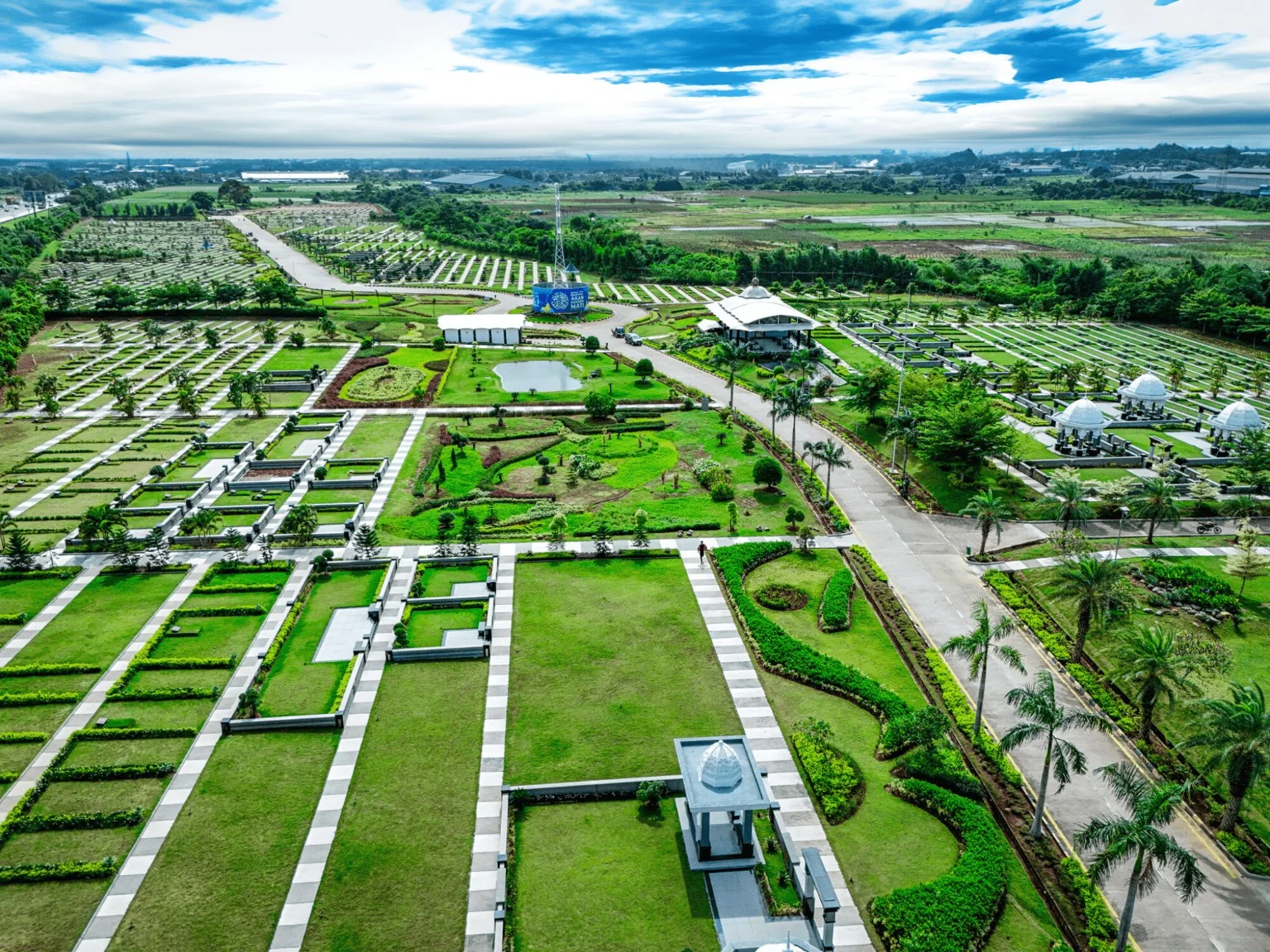Pemandangan dari atas kawasan Al Azhar Memorial Garden