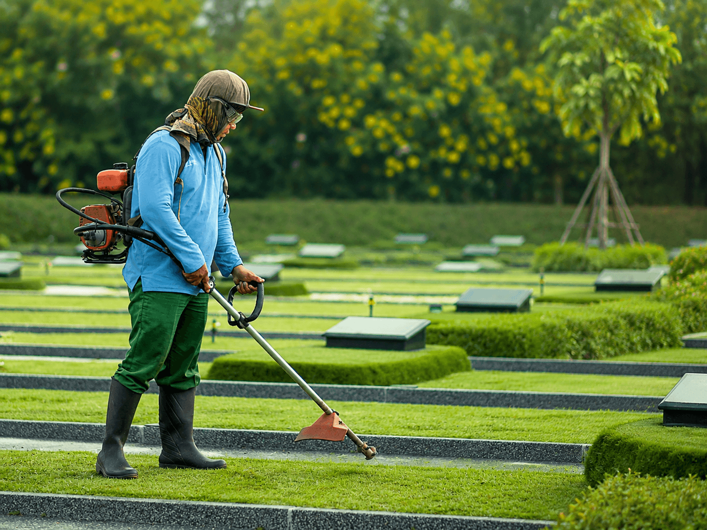 Perawatan rumput dan kawasan hijau Al Azhar Memorial Garden