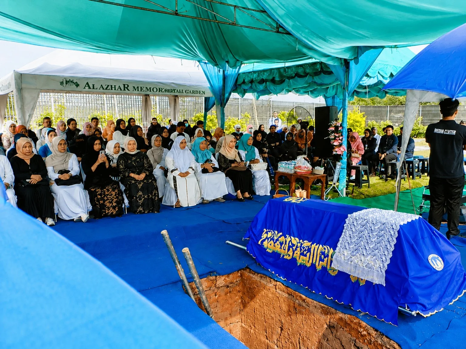 Prosesi pemakaman keluarga di Al Azhar Memorial Garden Karawang