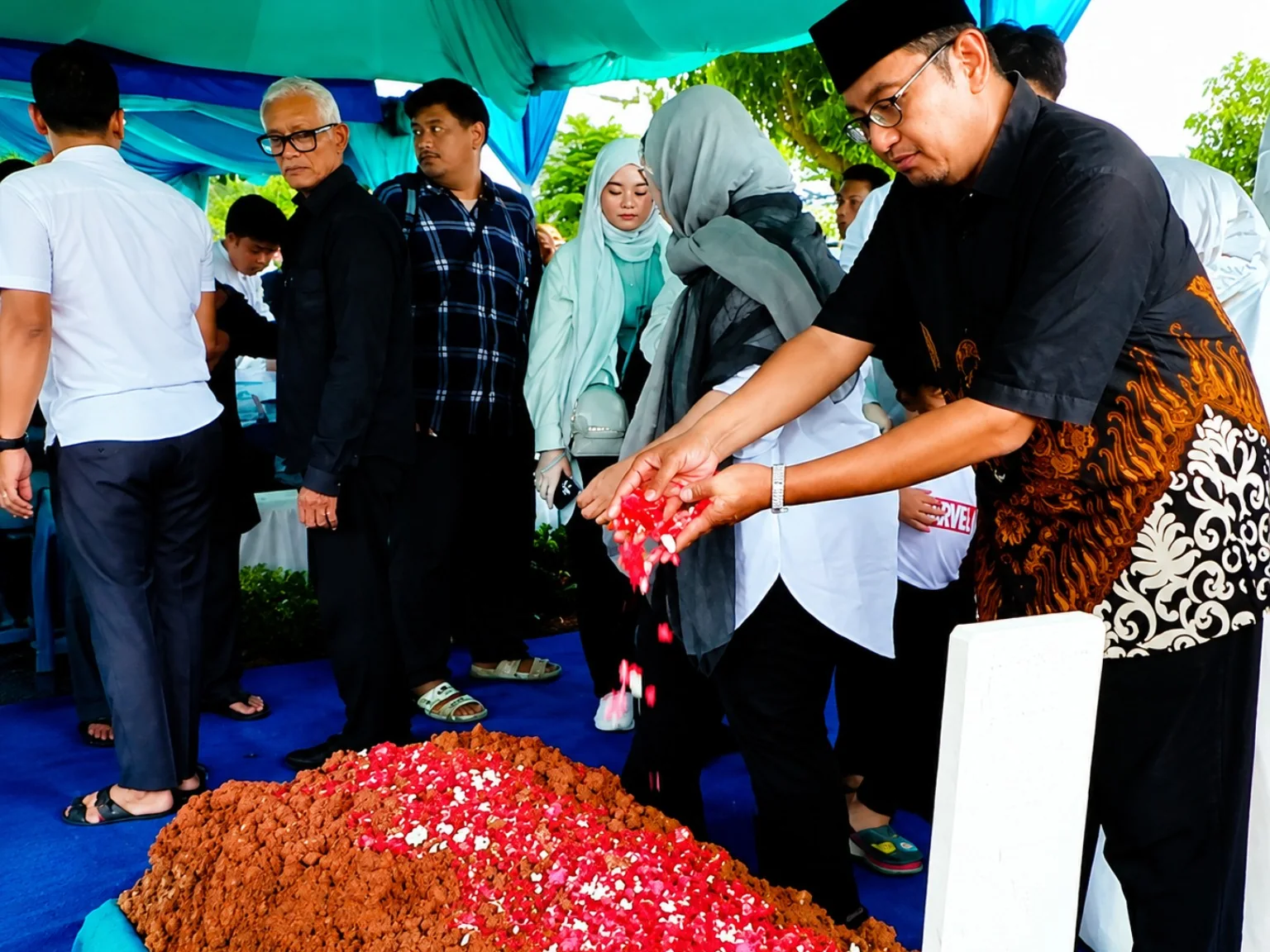 Suasana prosesi pemakaman di kawasan Al Azhar Memorial Garden Karawang