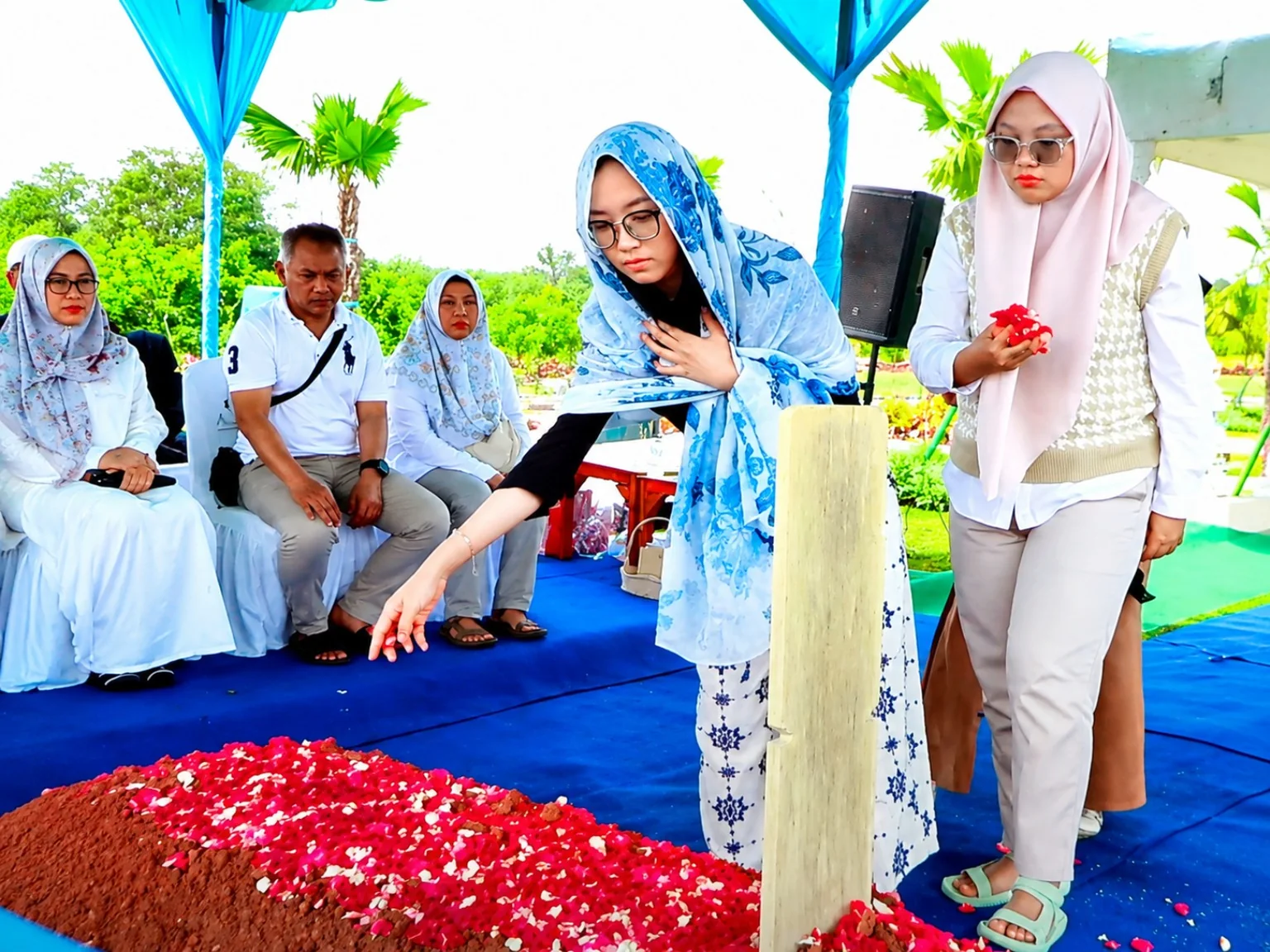 Prosesi penghormatan terakhir kepada jenazah di Al Azhar Memorial Garden Karawang