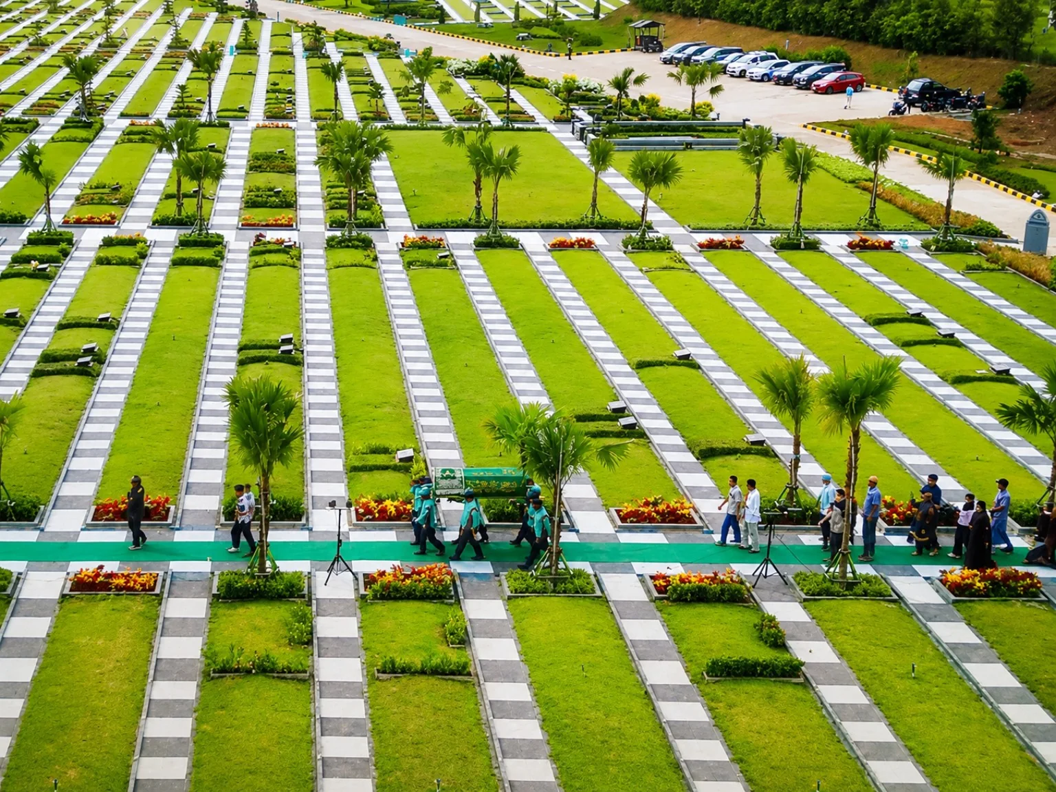 Prosesi pemakaman di Al Azhar Memorial Garden Karawang yang berlangsung tertib dan bermartabat