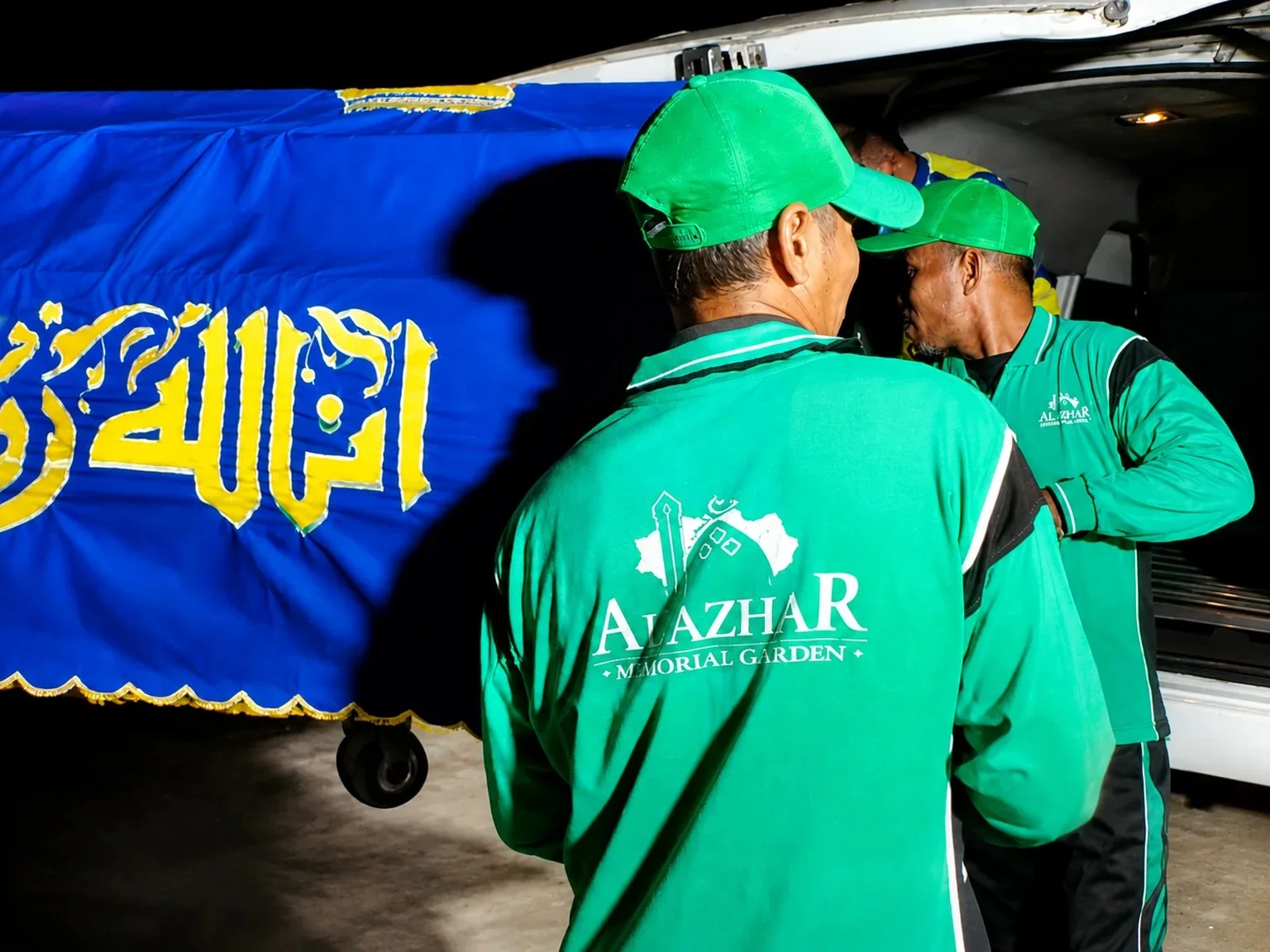 Petugas Al Azhar membawa keranda jenazah pada prosesi pemakaman