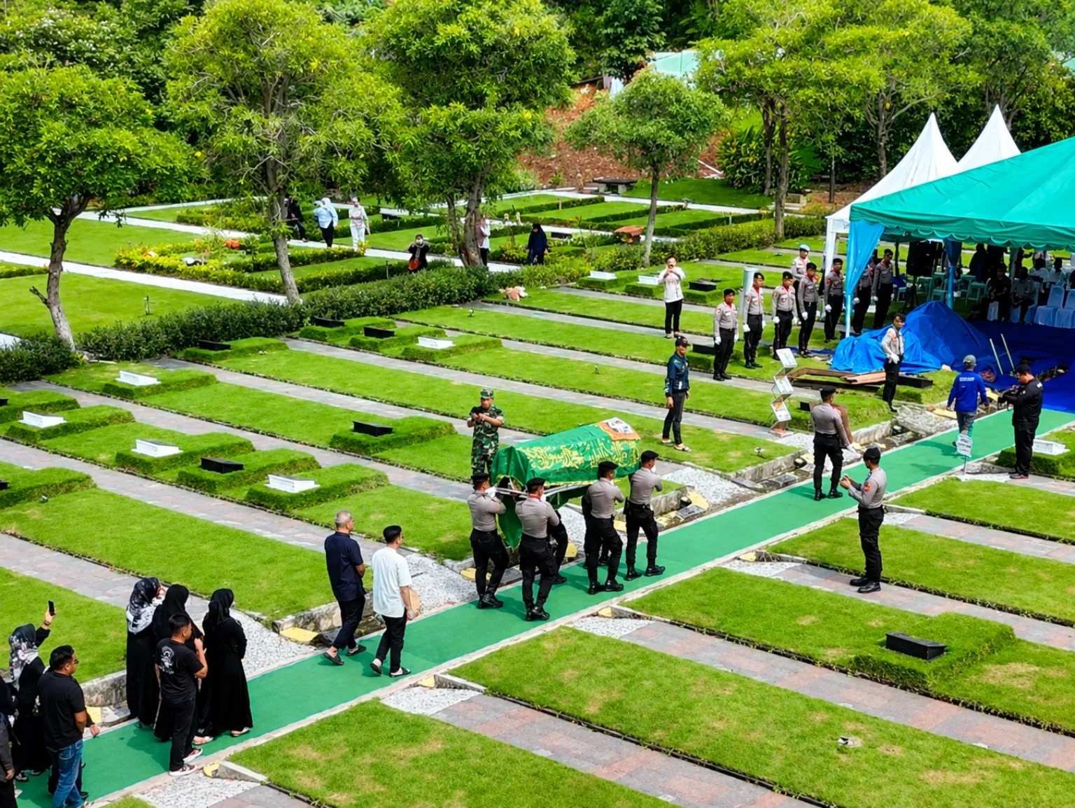 Prosesi pemakaman militer di Al Azhar Memorial Garden sebagai contoh penghormatan terakhir yang terkoordinasi