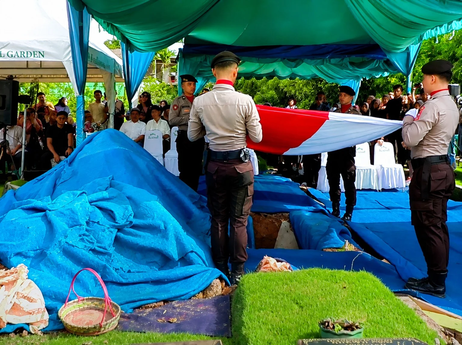 Dokumentasi tata penghormatan militer pada pemakaman di Al Azhar Memorial Garden