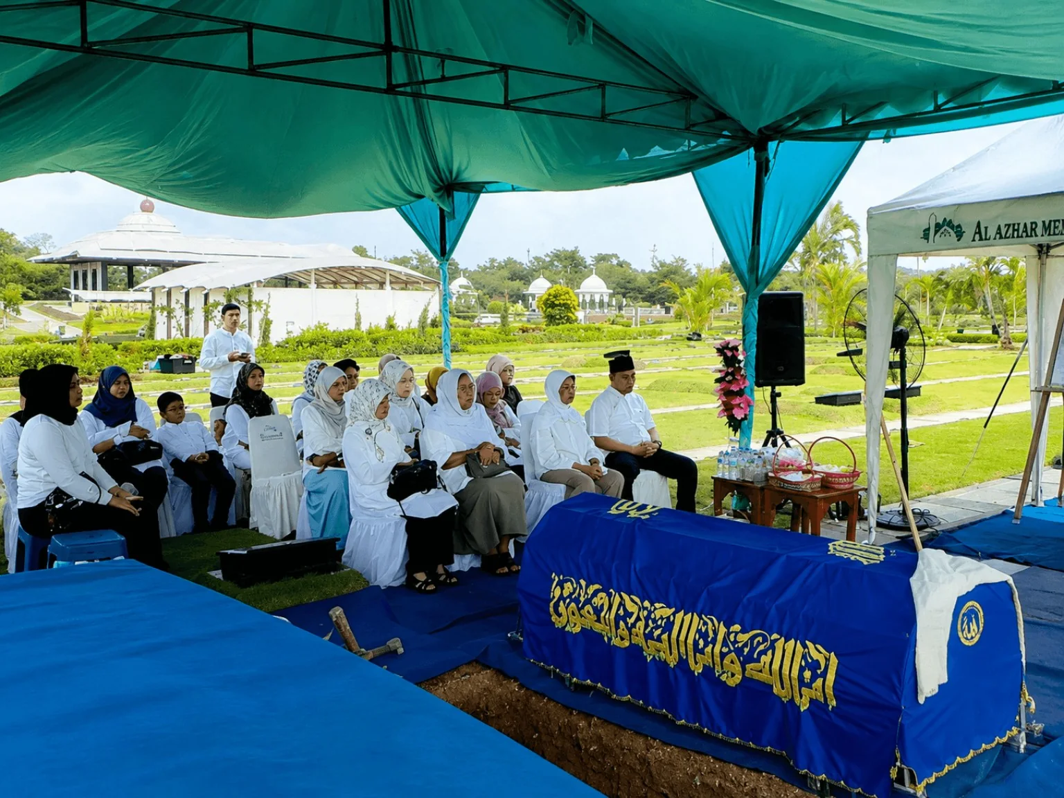 Proses relokasi makam dan pemakaman kembali di Al Azhar Memorial Garden Karawang