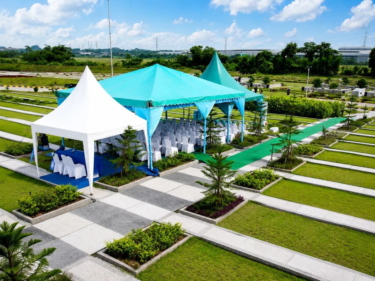 Tenda dan kursi sebagai fasilitas prosesi pemakaman di Al Azhar Memorial Garden