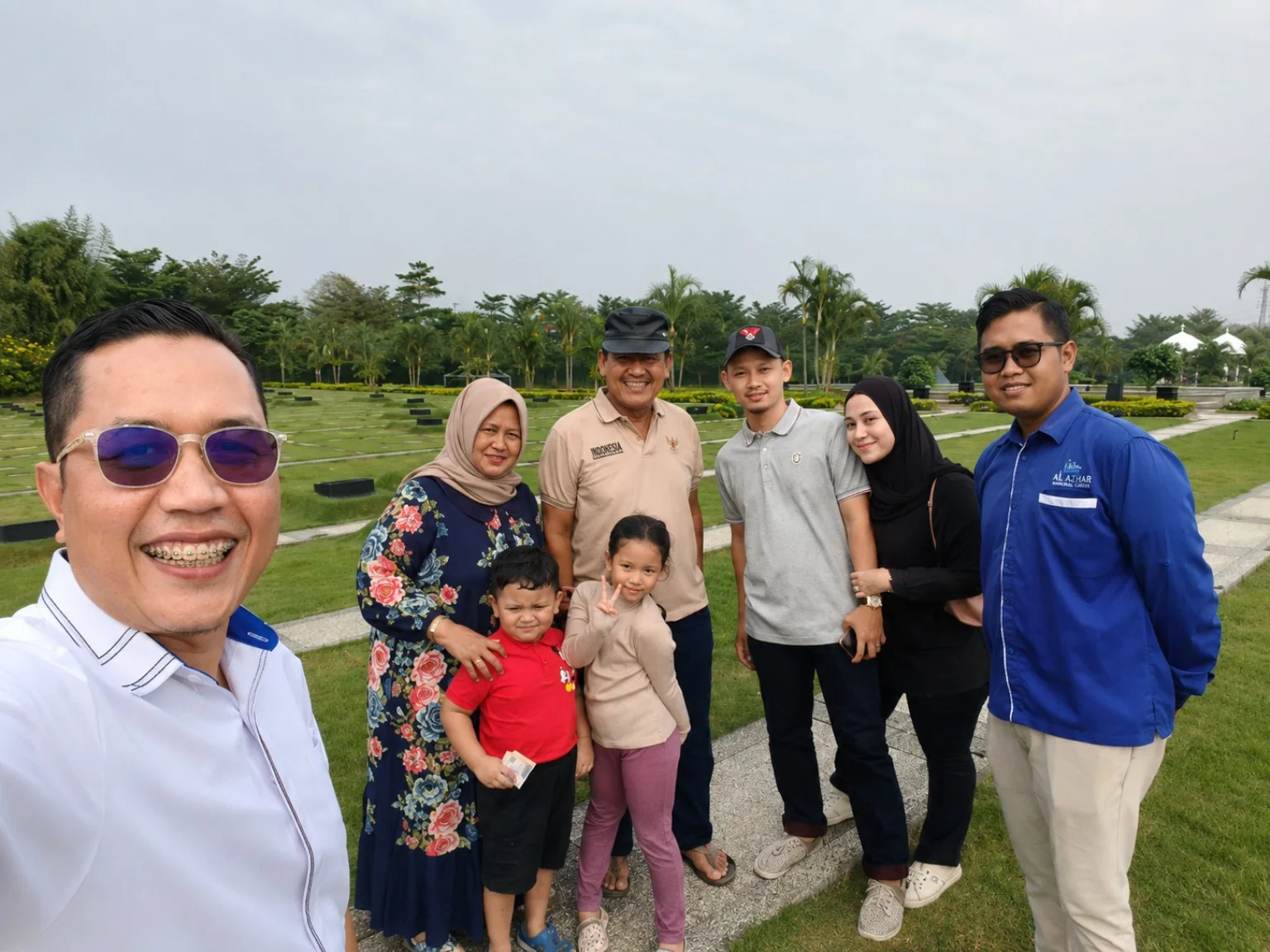 Keluarga ikut survei kavling Super Family Al Azhar Memorial Garden