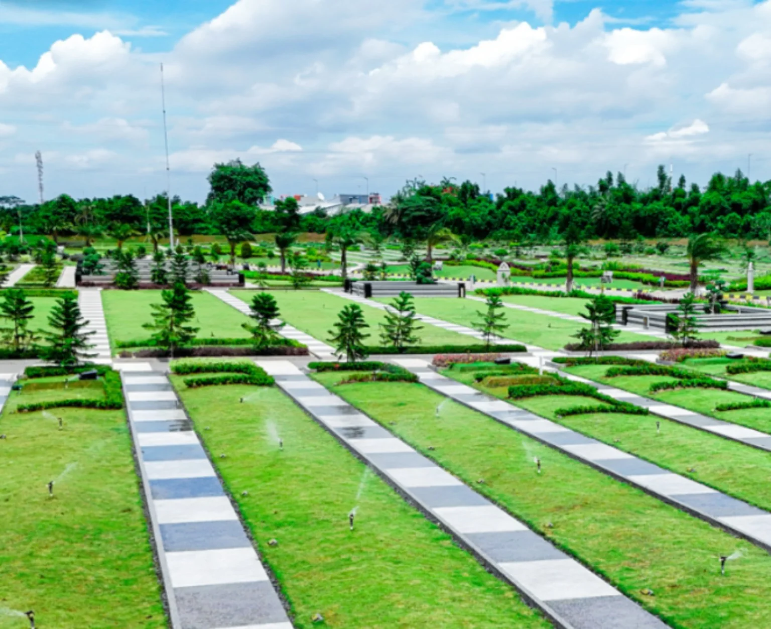 Walkway Al Azhar Memorial Garden yang mendukung akses keluarga ketika berziarah