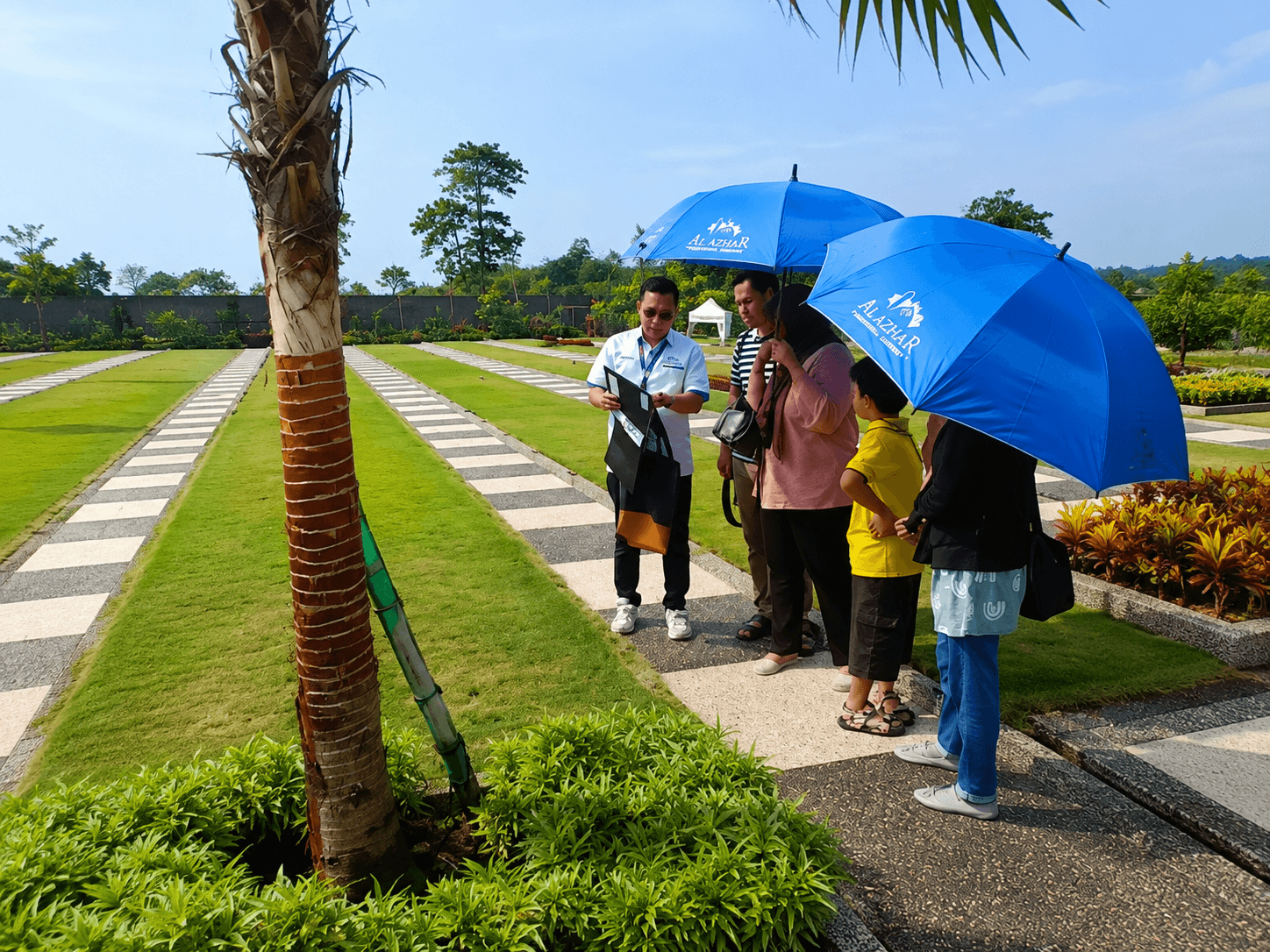 Penjelasan langsung di site Al Azhar Memorial Garden