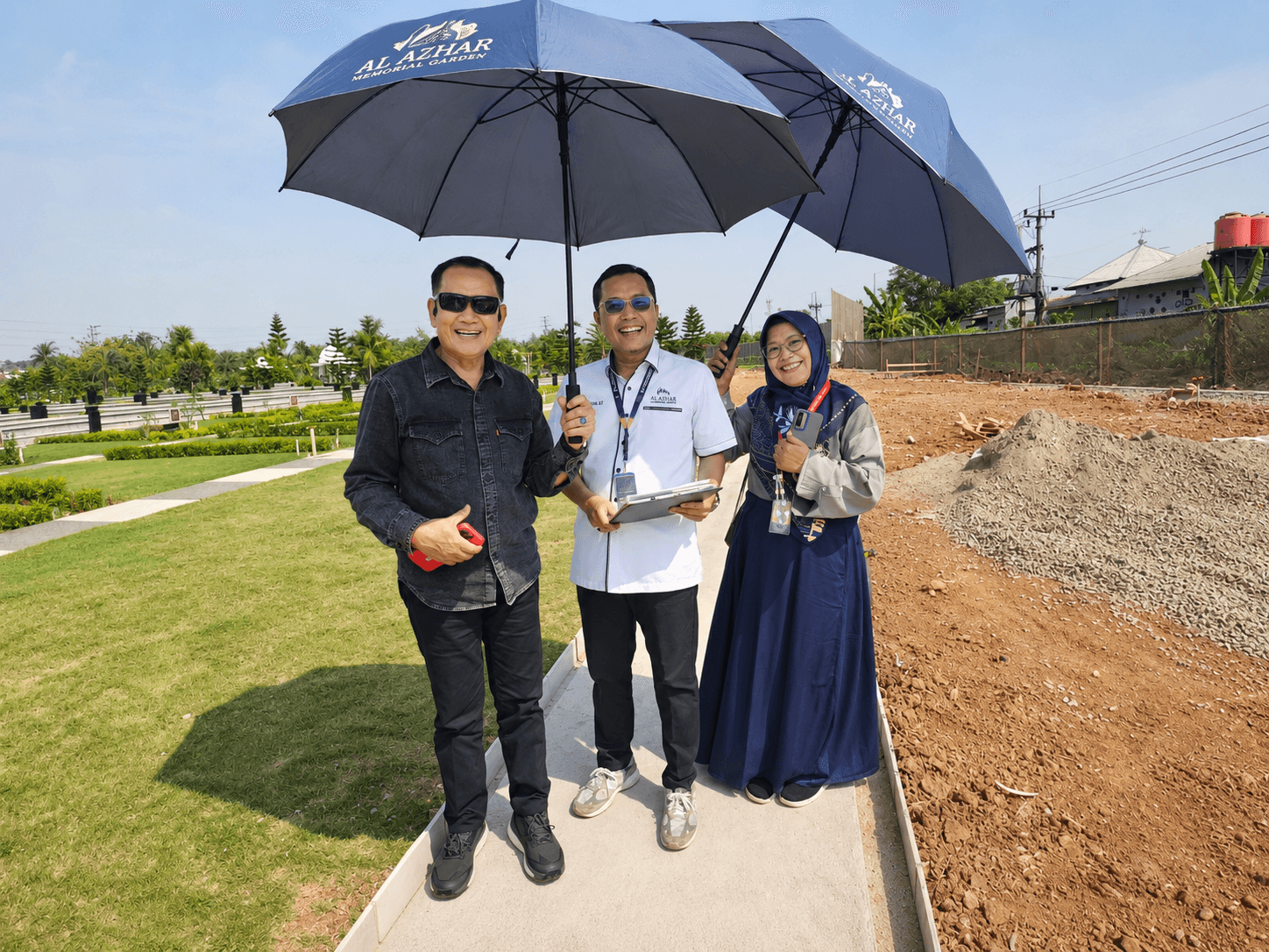 Ust. Zulhamdi mendampingi konsumen survei dan memilih kavling di Al Azhar Memorial Garden