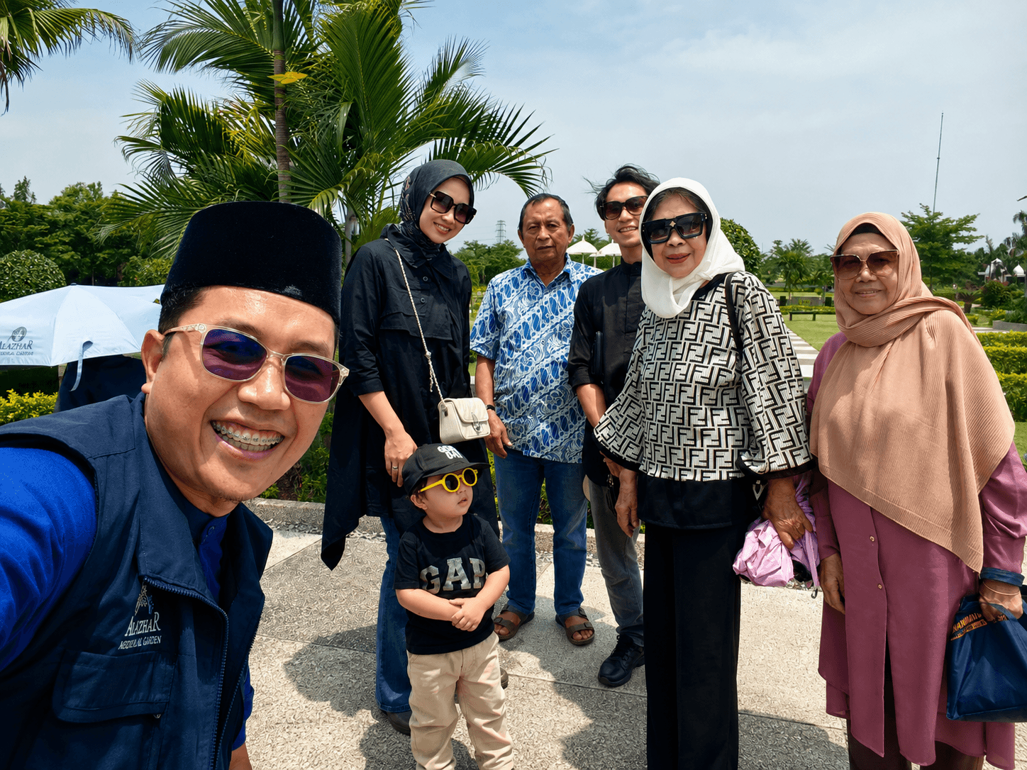 Dokumentasi kunjungan keluarga Al Azhar Memorial Garden